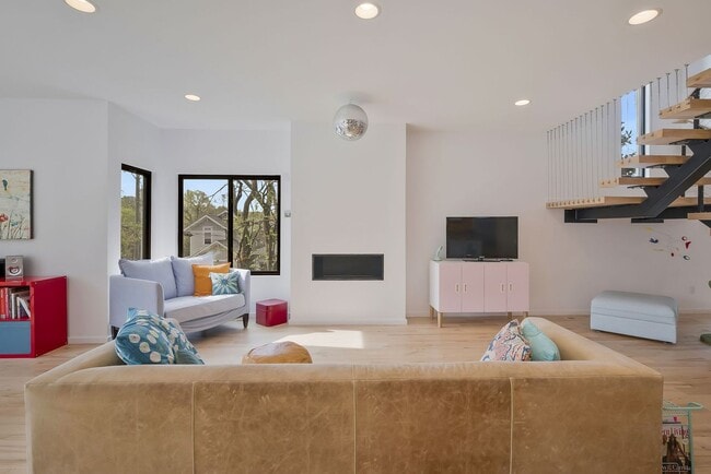 Building Photo - Custom-Built 4 Bed/ 2 Full + 2 Half Bath Modern Home at the base of Love Circle, Fully Furnished,...