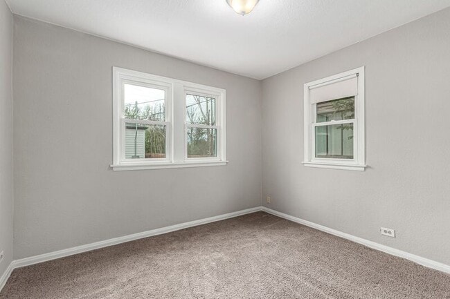 Building Photo - 1463 Dahlia St