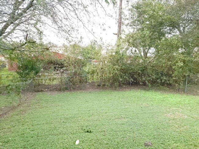 Building Photo - 1104-1106 Suburban Drive