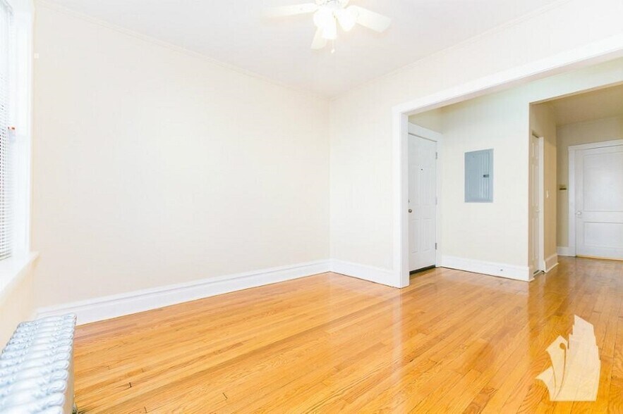 Building Photo - 1615 W Berteau Ave