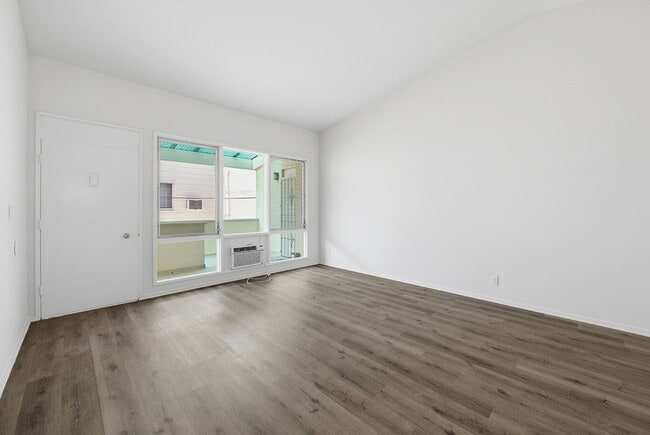 Building Photo - 333 Rexford Dr