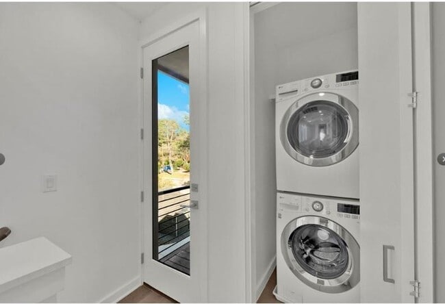 Building Photo - 203 E 46th St