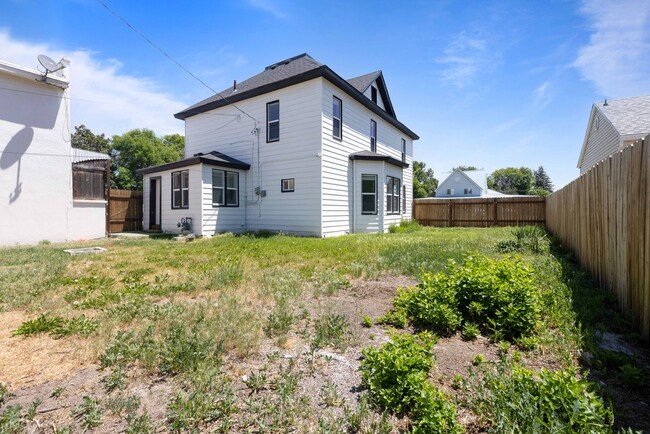 Building Photo - 5 Bed 2 Bath MODERN HERITAGE HOME