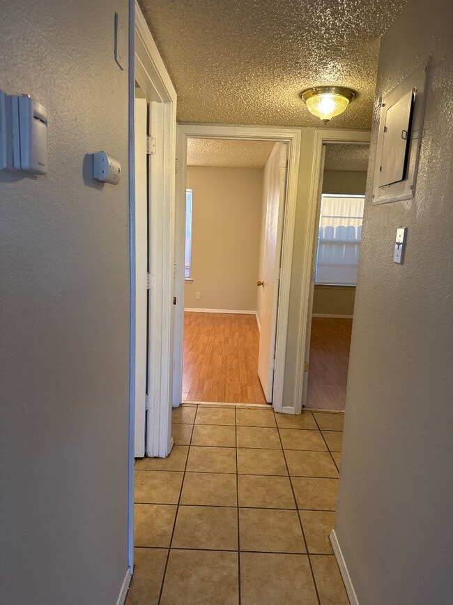 Building Photo - 920 San Pedro Dr SE