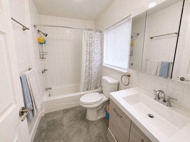 Building Photo - 546 E Delno Dr