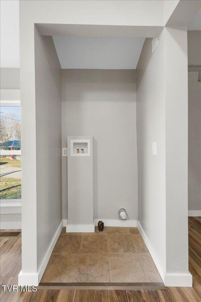 Building Photo - 411 S Hill St