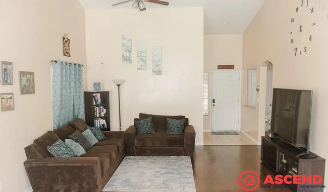 Building Photo - Spacious 3BD/2BA Home in Bakersfield's 93313 Area — Fully Equipped, Pets Welcome!