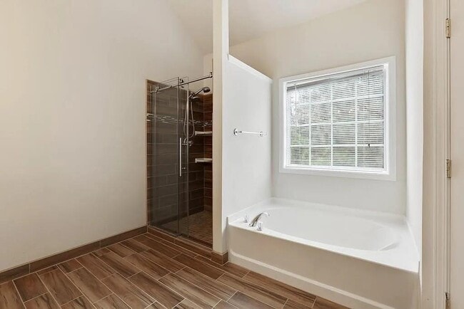 Building Photo - 1504 Longmont Dr