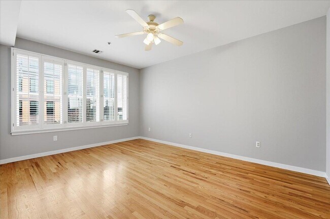 Building Photo - 132 Monroe St