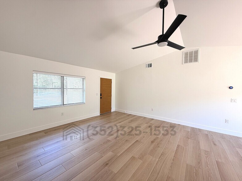 Building Photo - 3276 E Crown Dr