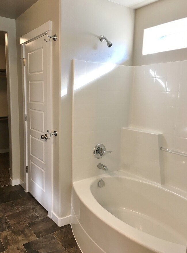 Building Photo - Beautiful home with 3bd 2ba and bonus room...