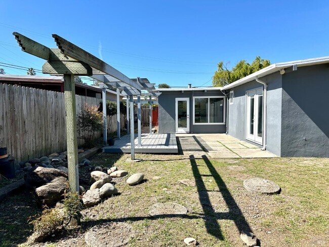 Building Photo - 1111 Marionola Way