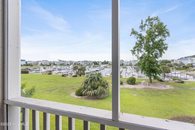 Building Photo - 2555 St James Dr SE