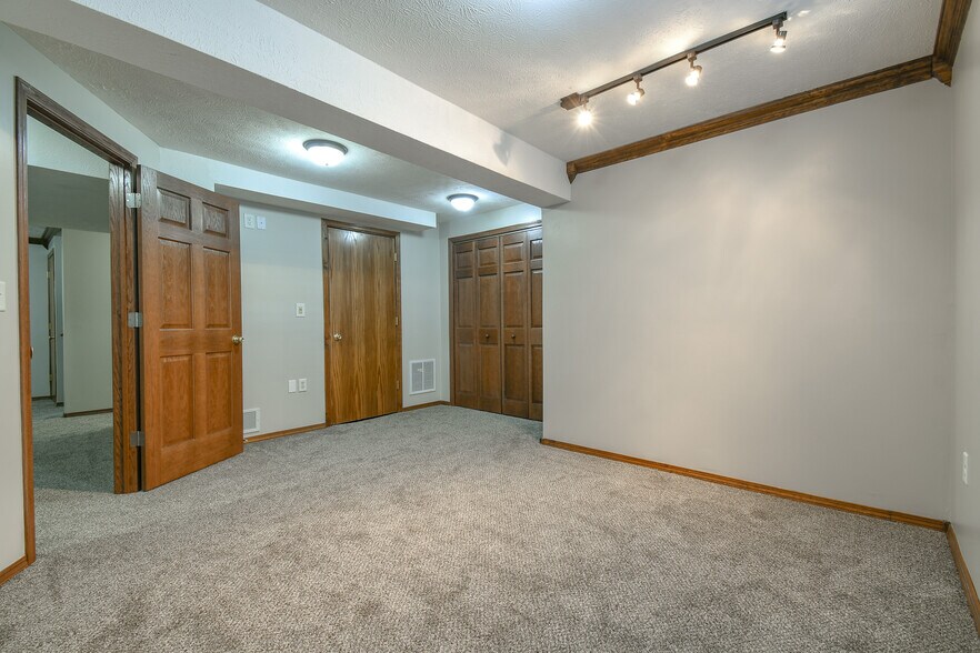 Building Photo - 9412 Forest Glen Dr