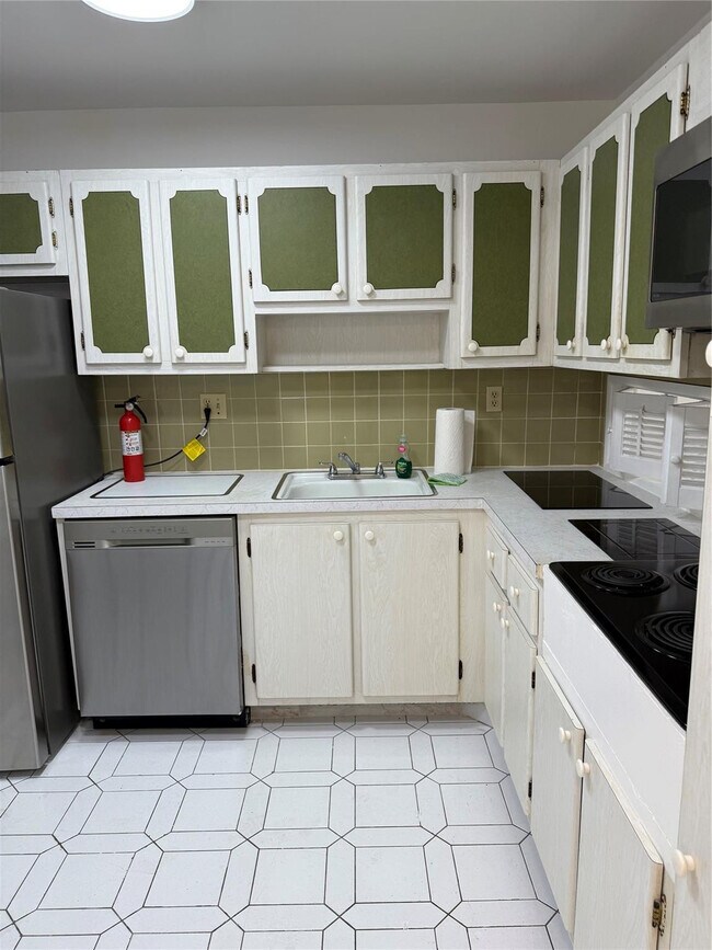 Building Photo - 1849 S Ocean Dr