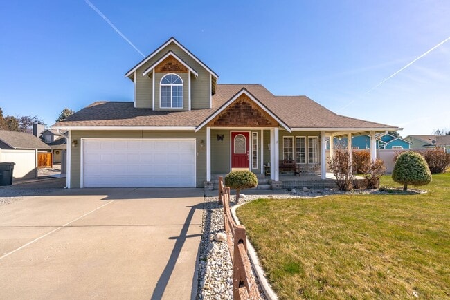 Primary Photo - Beautiful 3 Bedroom 2.5 bath home with 2 c...