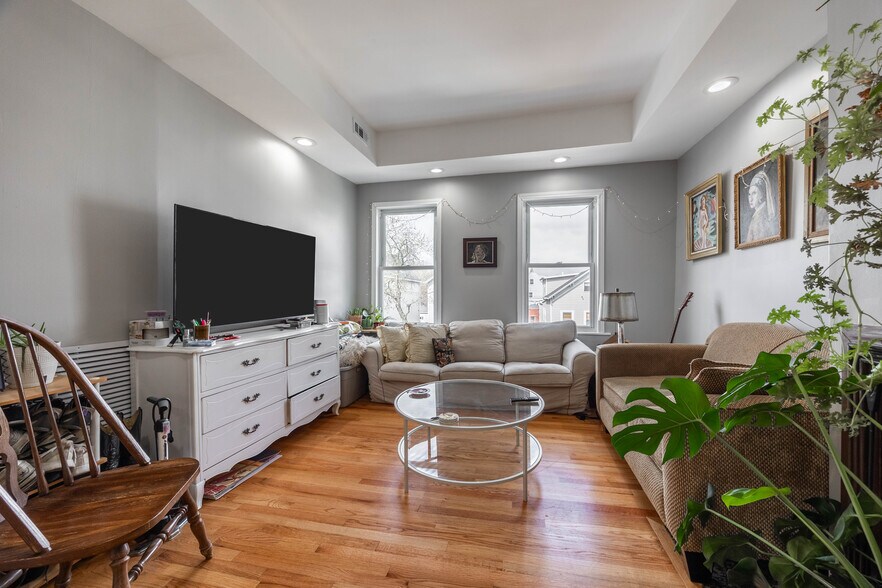 Building Photo - 1647 N Francisco Ave