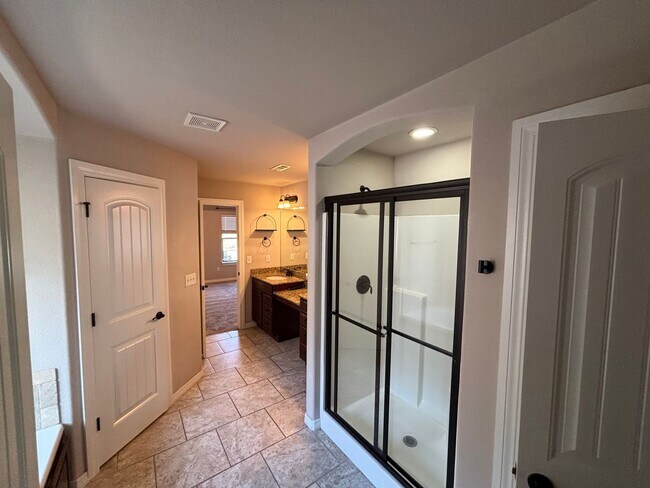 Building Photo - Available Now! Beautiful 3-Bedroom, 2-Bath...