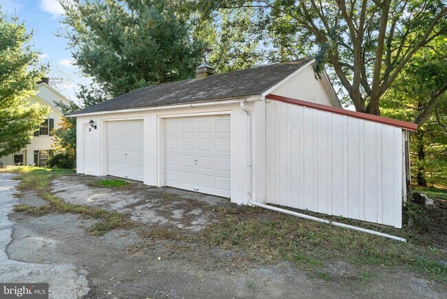 Building Photo - 1025 N Chatham Rd