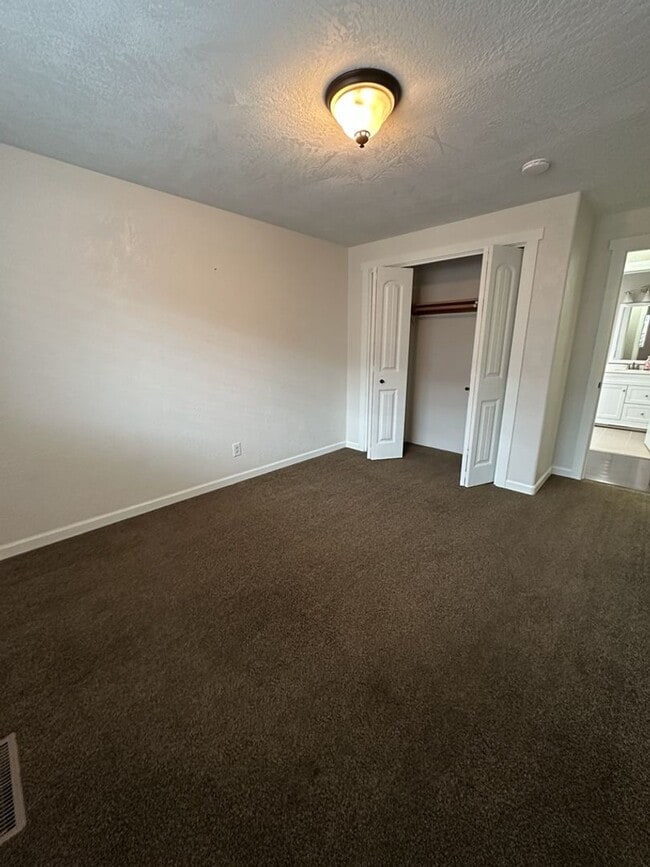 Building Photo - Pristine 3-Bedroom, 2-Bath Home with Modern Features in North Medford