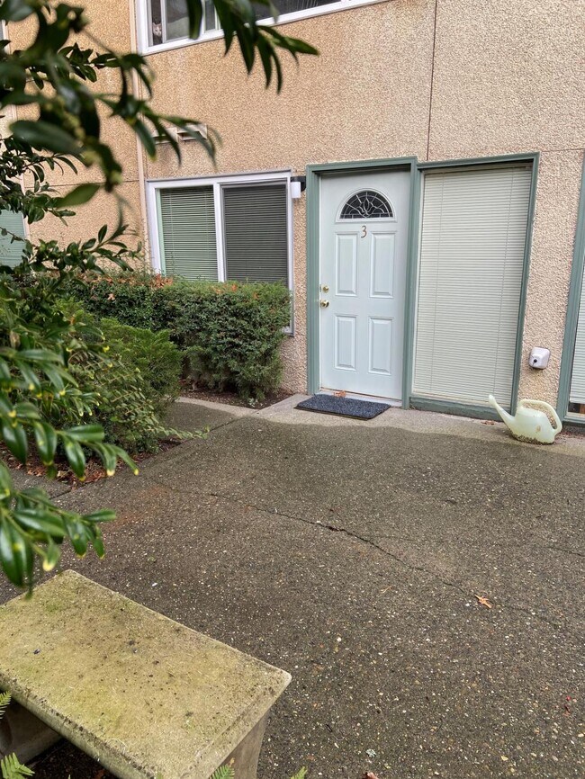 Building Photo - Boston Apts - Studio + extra room