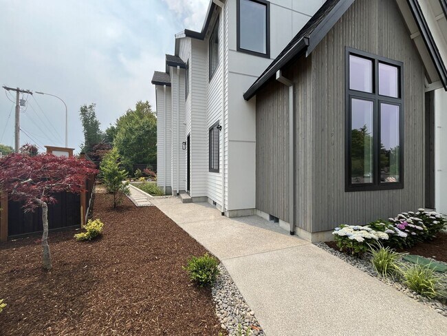 Building Photo - 17402 NW Lone Rock Dr