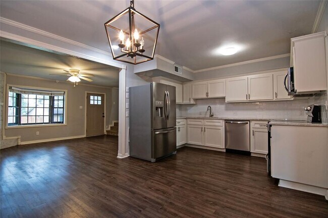 Building Photo - 2410 Valley Dr