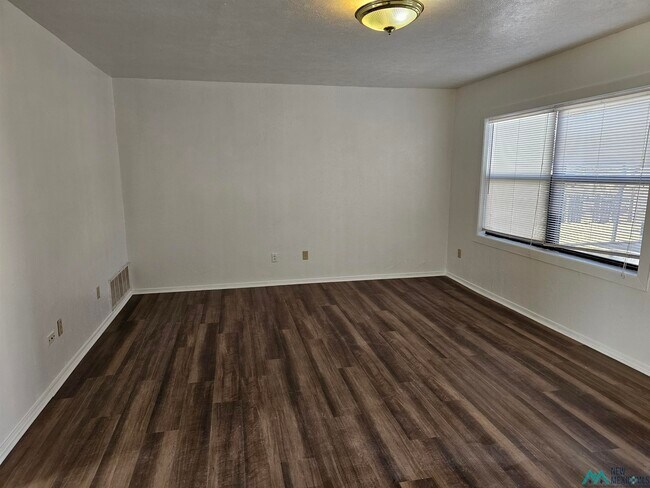 Building Photo - 921 W 16th St