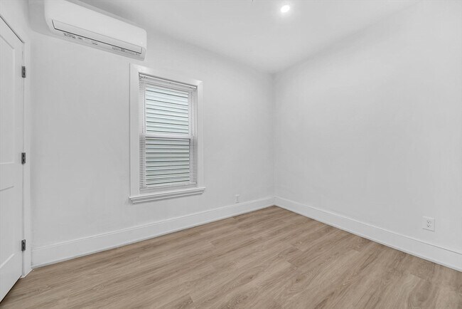 Building Photo - 92 Willow St