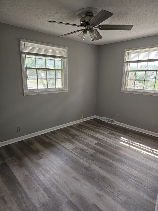 Building Photo - 4 Bedroom 1.5 Bath near Dover Rd!