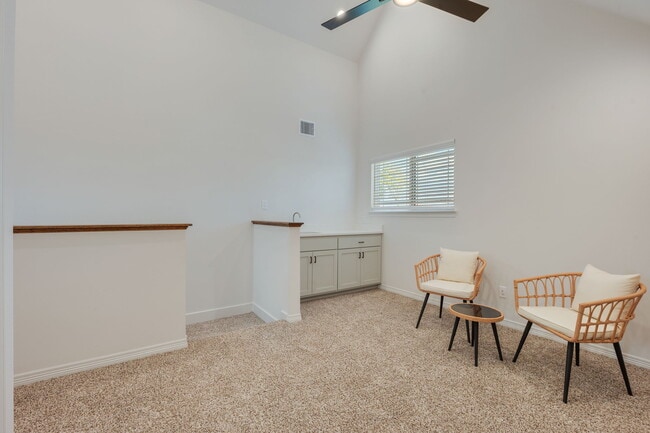 Building Photo - 208 Richards St