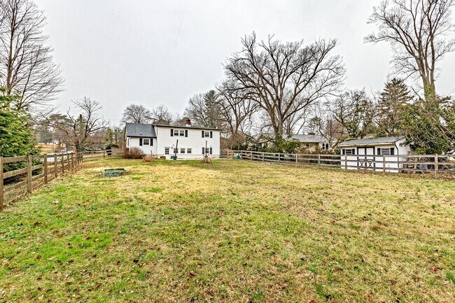 Building Photo - Hyde Park! 3 bedroom, 2.5 bathroom single family home