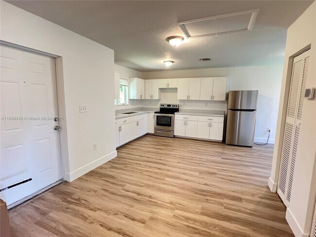 Building Photo - 1347 NE 111th St