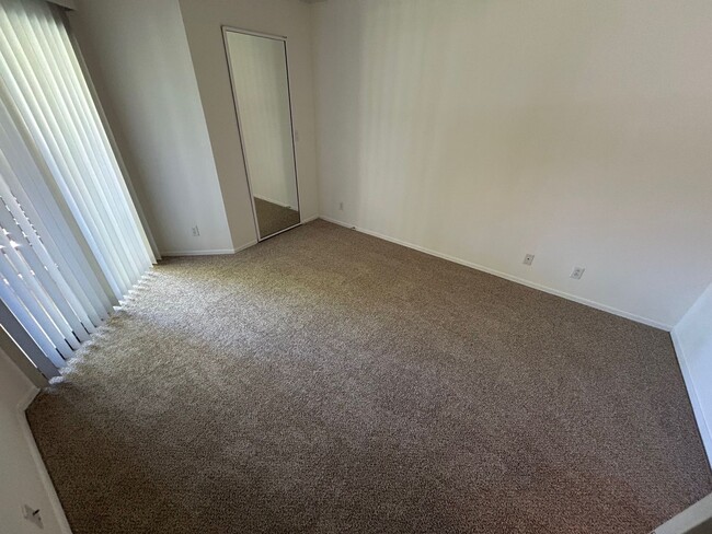 Building Photo - EXCELLANT ONE BEDROOM AND ONE BATHOOM SPRI...