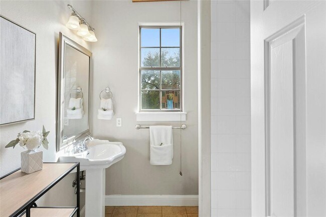 Building Photo - 1420 Mirador