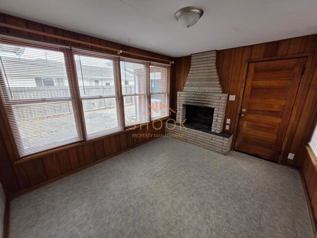 Building Photo - COZY 2 BR HOME NEAR CAMPUS WITH FINISHED B...