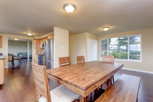 Building Photo - Large 4 Bedroom Edgemoor Home w/ Mother-in-law Suite