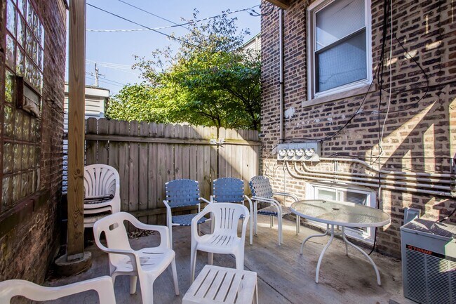 Building Photo - Large 3bedroom/1bath unit in Bucktown! Central Air, FREE Laundry, and close to Blue Line!