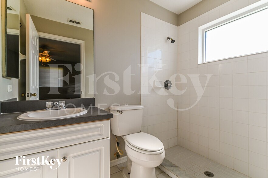 Building Photo - 904 NW 8th Pl