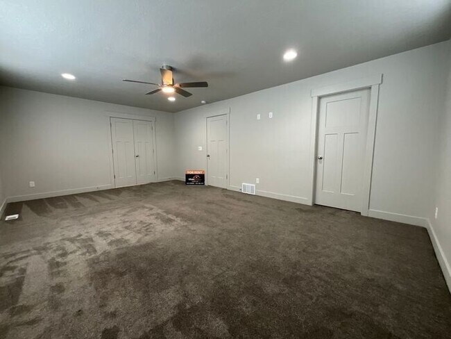 Building Photo - 3 bedroom 2 1/2 bath townhome