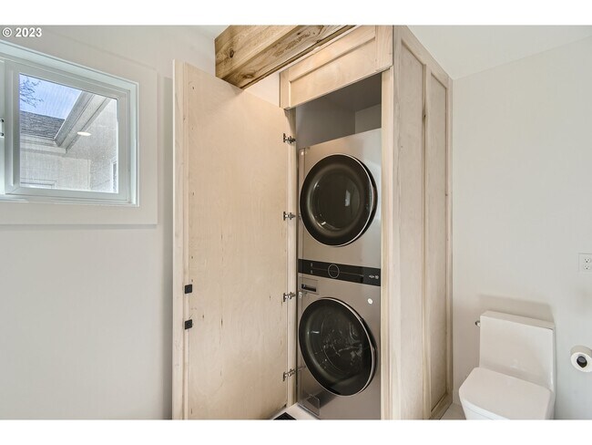 Building Photo - 2020 Wembley Park Rd