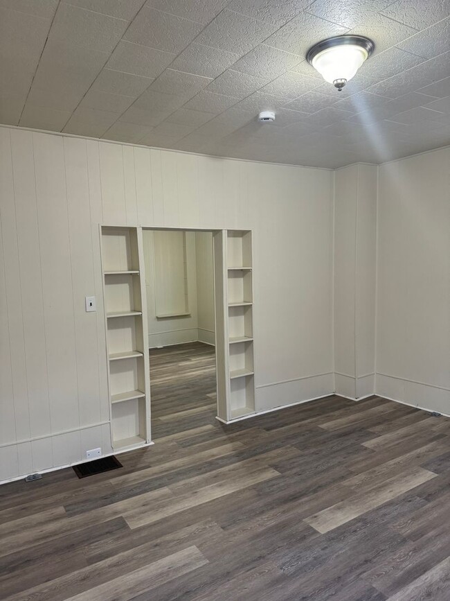 Building Photo - 3 bedroom, 1 bath, 3 story half double house