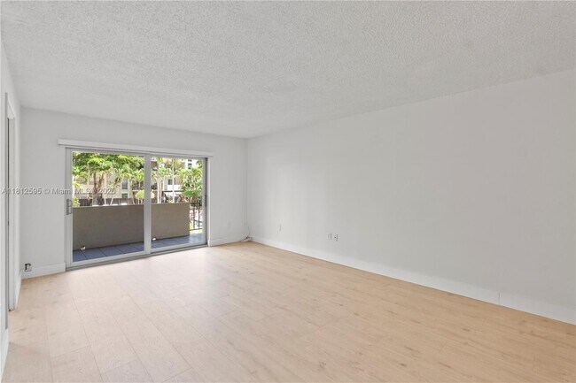 Building Photo - 6886 N Kendall Dr