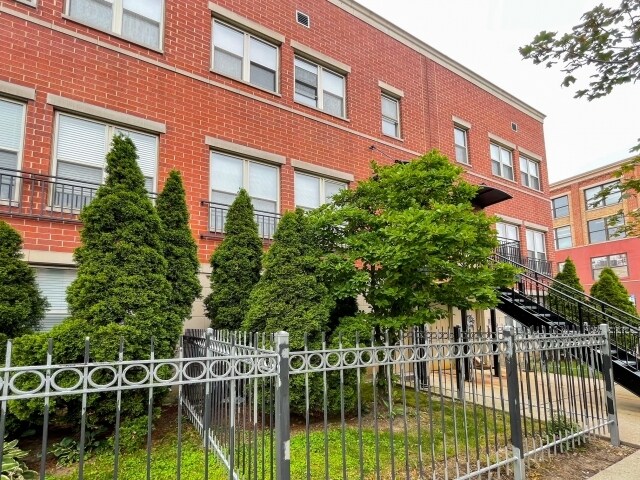 Building Photo - 757 W Evergreen Ave