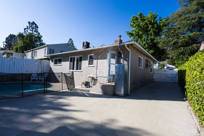 Building Photo - Freshly Renovated 3BR/2BA Pool Home – La Crescenta
