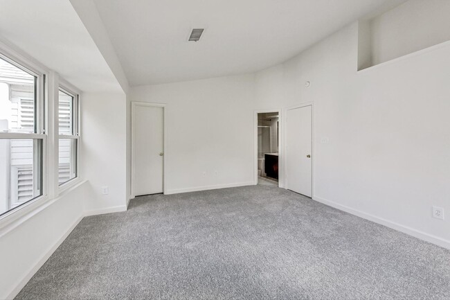 Building Photo - Fully Renovated - Top Floor 2BD/2BA Condo ...