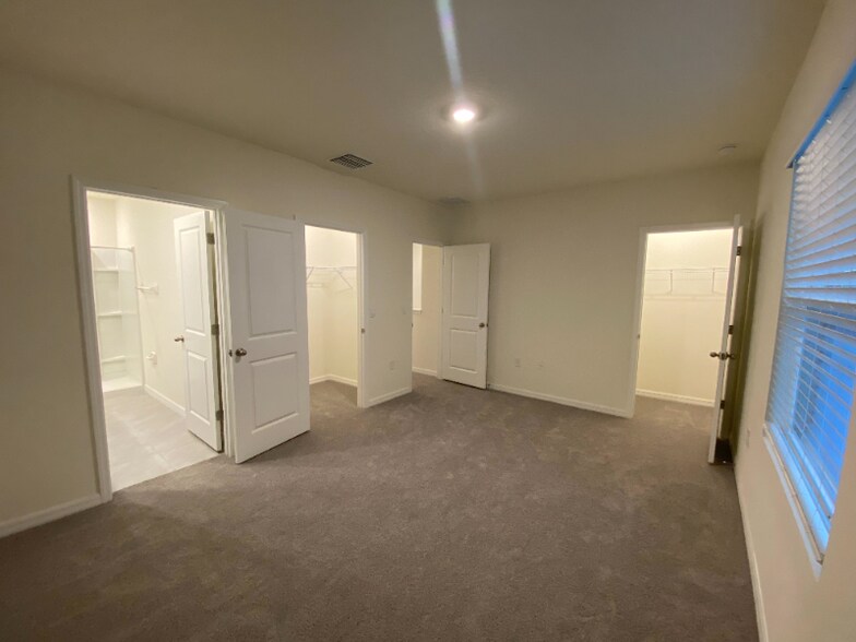 Building Photo - 2956 Suncoast Plains Dr