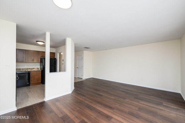 Building Photo - 83 Oak Ln