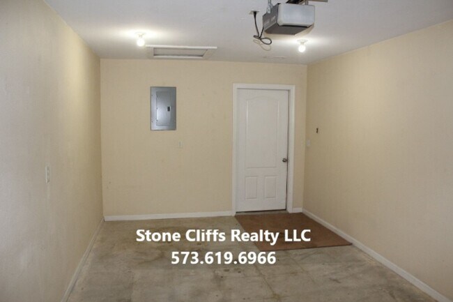 Building Photo - 185 Hickory Ln