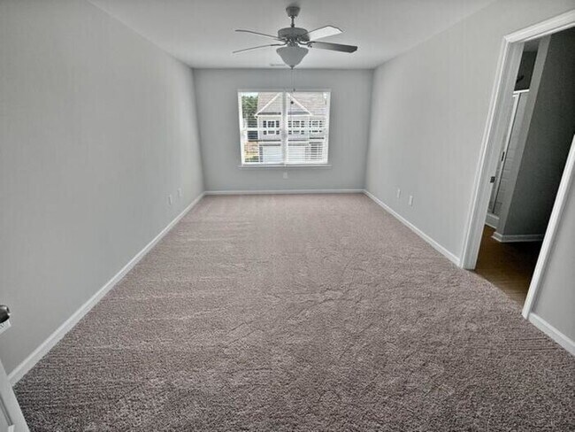 Building Photo - House - 3 beds, 3 baths,